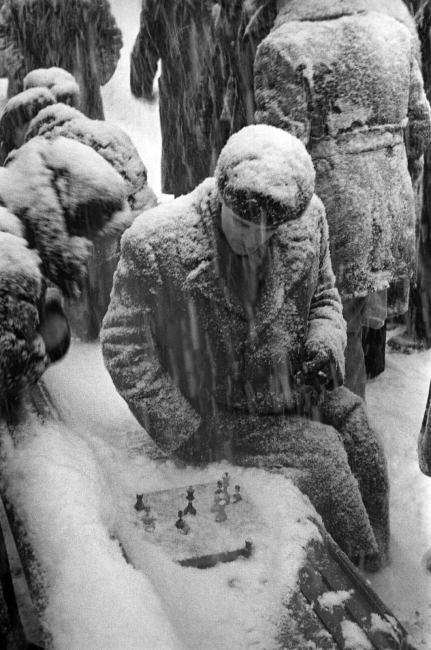 hombre casi congelado jugando al ajedrez en la nieve
