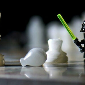 Darth Vader corta una pieza de ajedrez