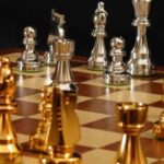 figuras metálicas de ajedrez
