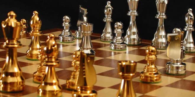 figuras metálicas de ajedrez