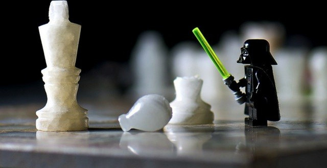 Darth Vader corta una pieza de ajedrez