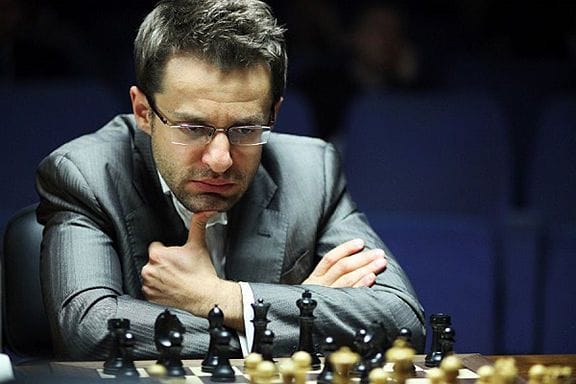 Levon Aronian ante el tablero.