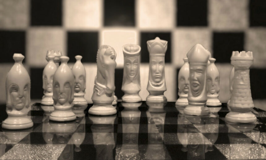 Piezas de ajedrez de estilo medieval.