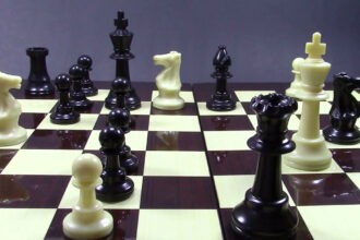 Foto de una tablero de ajedrez con piezas Stauton.