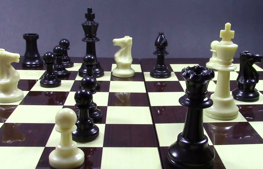 Foto de una tablero de ajedrez con piezas Stauton.