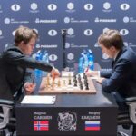 Foto de Magnus Carlsen contra Sergey Karjakin en un torneo de ajedrez