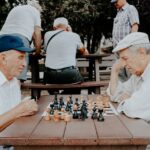 Dos ancianos juegan al ajedrez en el parque