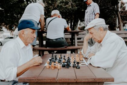 Dos ancianos juegan al ajedrez en el parque