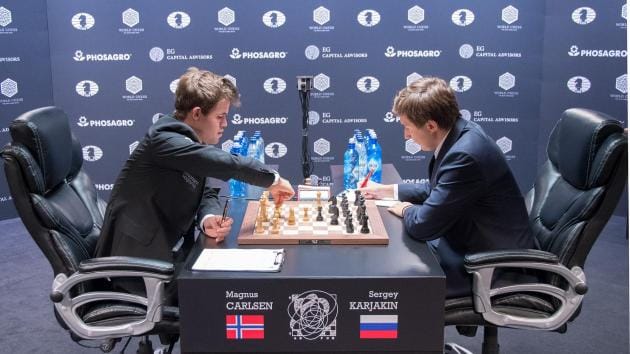 Foto de Magnus Carlsen contra Sergey Karjakin en un torneo de ajedrez