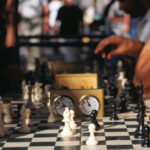 Fila de tableros de ajedrez en un torneo