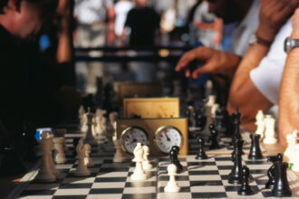 Fila de tableros de ajedrez en un torneo